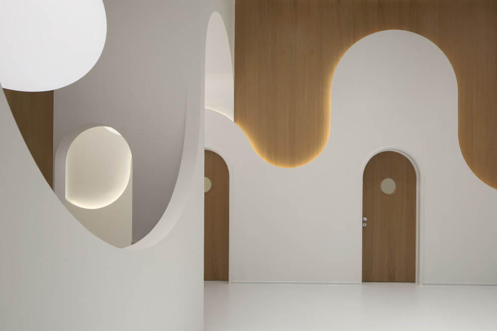 此案空间分为上下2层,设计师用色彩和白色与木色来划分动与静的两大