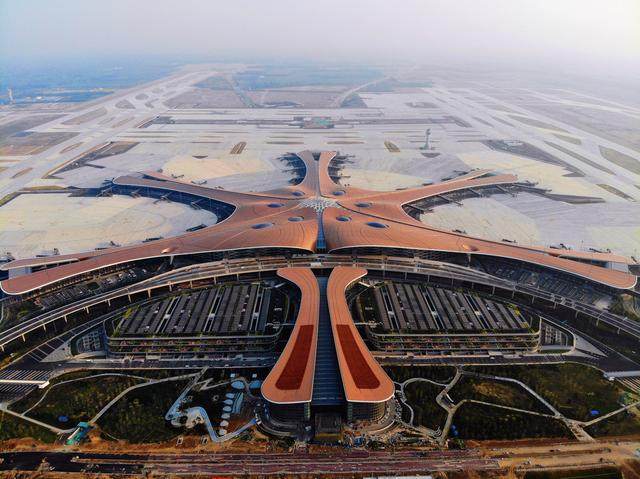 北京大兴国际机场航站楼卫星厅开建设计呈现一字造型