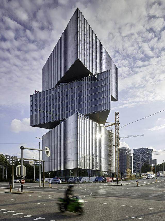 阿姆斯特丹rai nhow酒店,独特的错位三角形体量设计