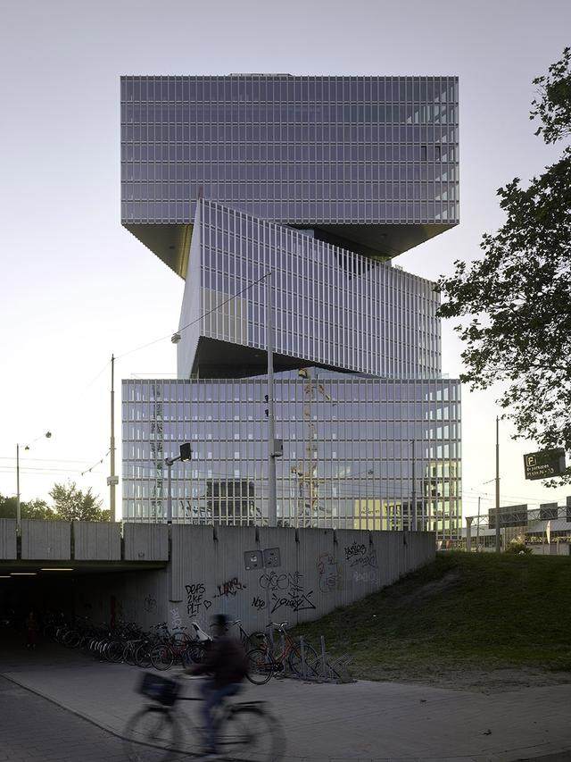 阿姆斯特丹rai nhow酒店,独特的错位三角形体量设计