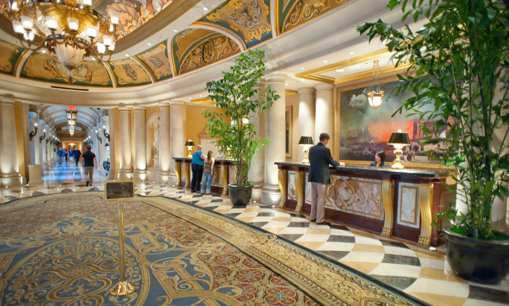 美国拉斯维加斯威尼斯人度假村赌场酒店_hallways-venetian-resort-hotel-casino-v256762-1600.jpg