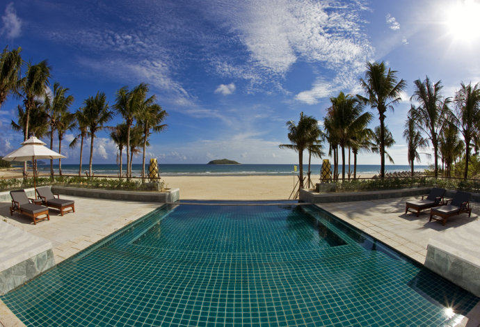 海南石梅湾艾美度假酒店（非诚勿扰2外景酒店）_Infinity Pool with sea view and island 远眺加井岛的海景泳池.jpg