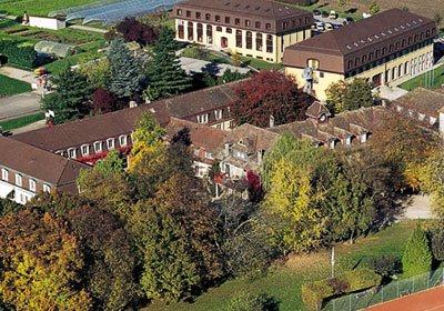 、瑞士罗尔的“皇家学院”.jpg