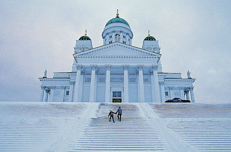 你愿意和我一起走遍世界上的教堂吗？_白色教堂，赫尔辛基，虽然这是网络照片，但我真希望里面男女主角是我们