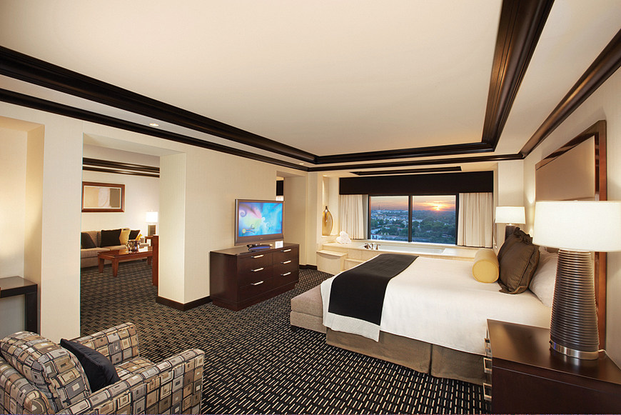 Large~St._Charles,_MO~Hotel_King_Suite.jpg