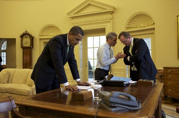 白宫室内装饰_obama-at-work-in-the-oval-office-582x384.jpg