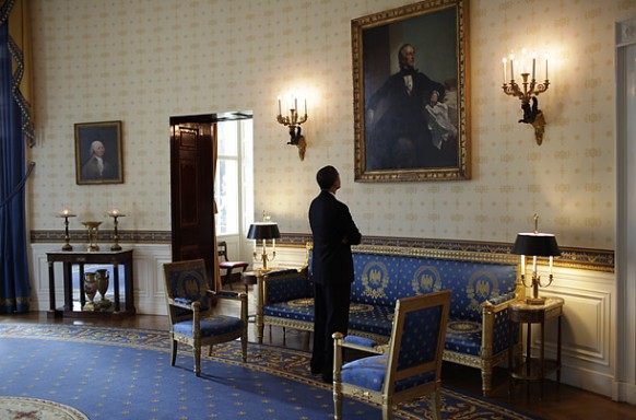 白宫室内装饰_obama-looking-at-one-of-the-paintings-in-his-office-582x384.jpg