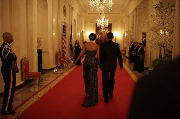 白宫室内装饰_obama-with-michelle-walking-down-a-whitehouse-corridor-582x384.jpg