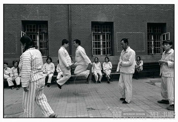 【被遗忘的人】1989－1990  吕楠摄影作品_精神病院 北京 1989·.jpg