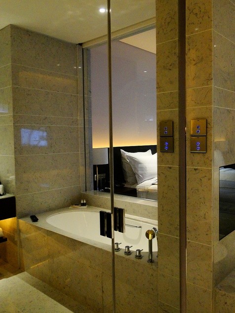 台北寒舍艾美酒店(Le Meridien Taipei)--2012.06.02第13页更新_浴室的拉門是一面鏡子.jpg