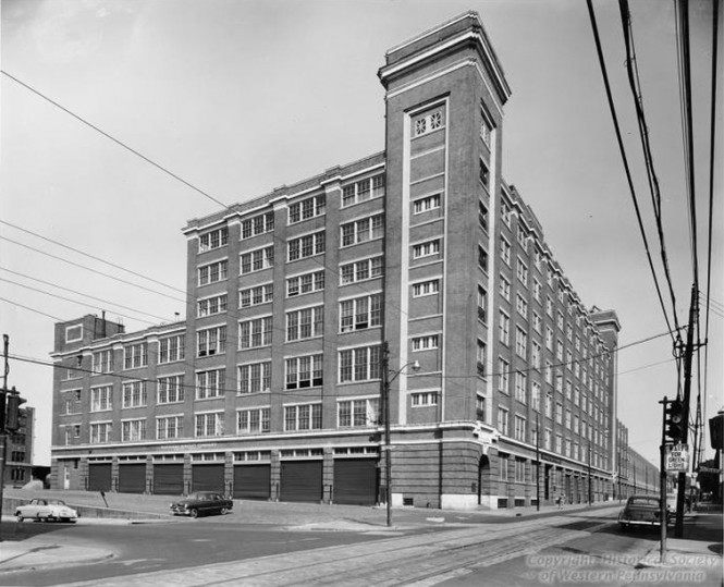 谷歌匹兹堡新办公室室内_100年历史的纳贝斯克饼干厂大楼Google的办公室位于阁楼部分（最顶层 屋顶的部分）.jpg.jpg