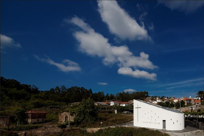 葡萄牙白色教堂Chapel in St. Maria da Feira in Portugal_1.jpg