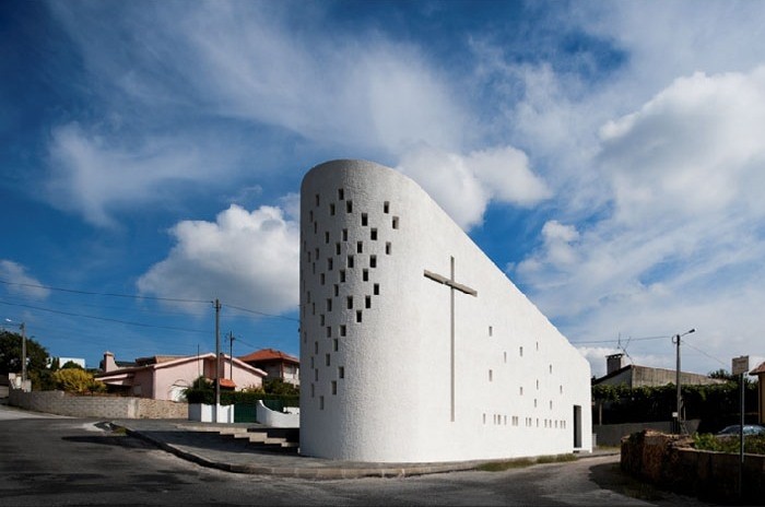 葡萄牙白色教堂Chapel in St. Maria da Feira in Portugal_2.jpg