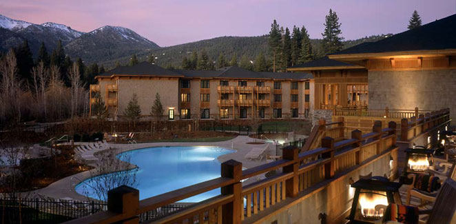 美国内华达州凯悦度假村_Sierra Vista Desk Overlooking the Year-Round Heated Backyard Pool.jpg