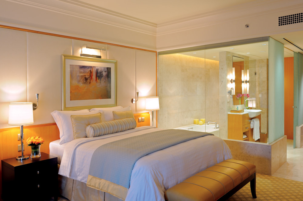 guestroom_with_bathroom_the_ritz_carlton_dubai_international_financial_centre.jpg