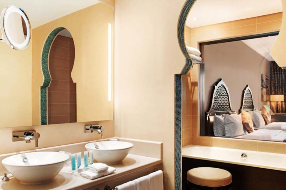 阿联酋哈伊马角希尔顿大酒店Hilton Ras Al Khaimah Resort & Spa_Bathroom Main Building.jpg