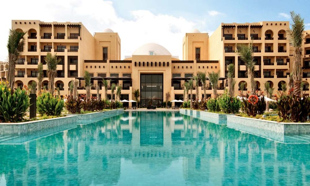 阿联酋哈伊马角希尔顿大酒店Hilton Ras Al Khaimah Resort & Spa_Exterior salt water pool day shot.jpg