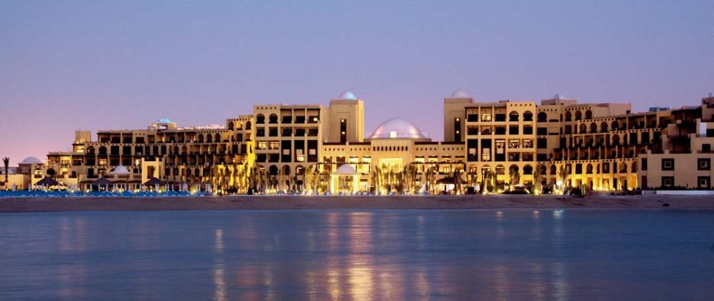 阿联酋哈伊马角希尔顿大酒店Hilton Ras Al Khaimah Resort & Spa_Exterior sea front night shot.jpg