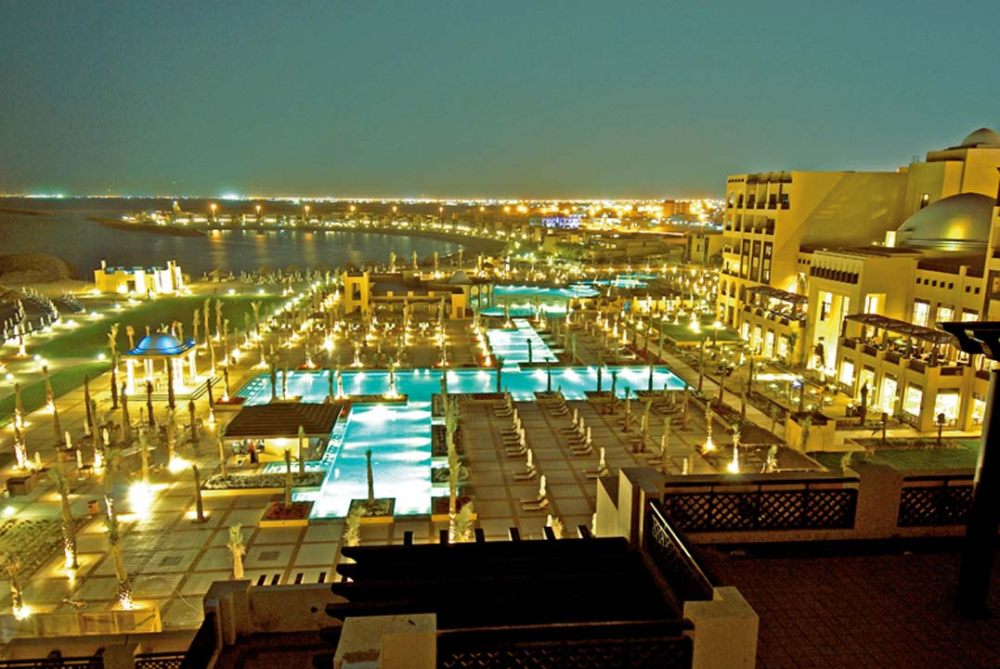 阿联酋哈伊马角希尔顿大酒店Hilton Ras Al Khaimah Resort & Spa_Resort overview night shot.jpg