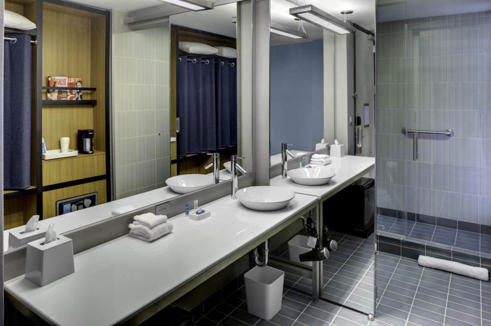 20)Aloft Tallahassee Downtown—Guest Bathroom 拍攝者.jpg