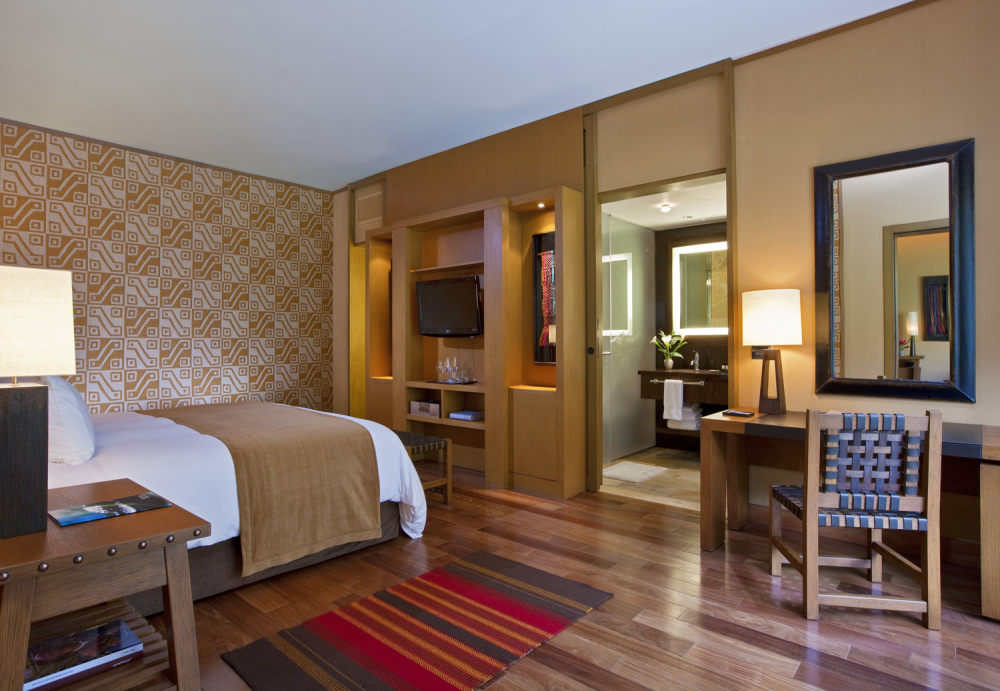 5)Tambo del Inka Hotel—Superior Room - king size bed 拍攝者.jpg