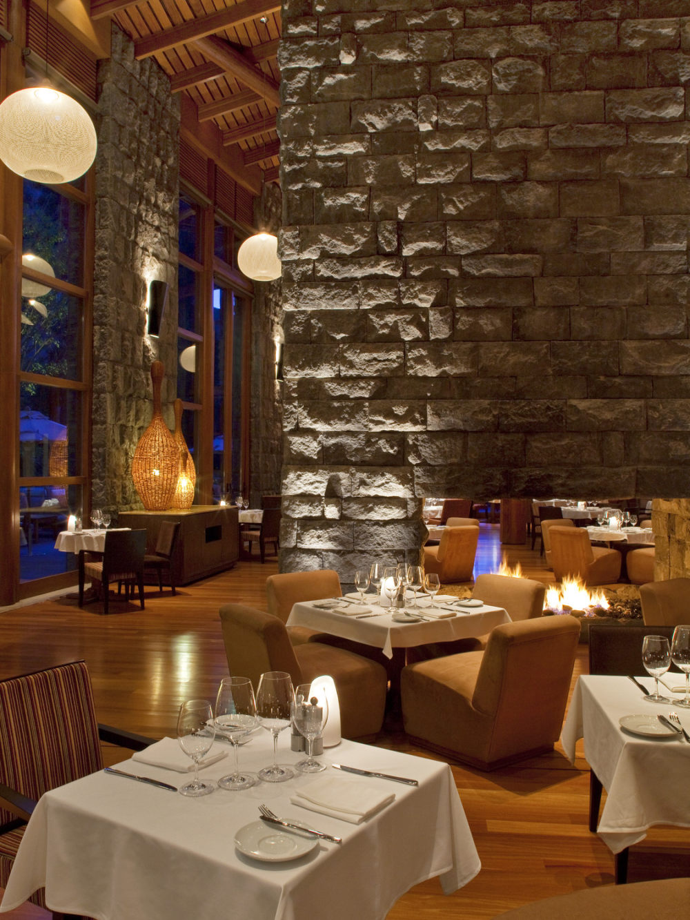 27)Tambo del Inka Hotel—Restaurant - fire place and tables 拍攝者.jpg