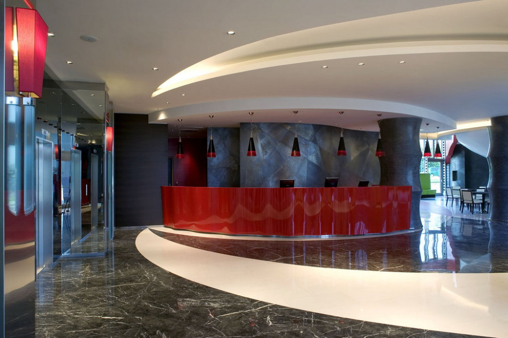 1)UNA Hotel Malpensa_Reception 拍攝者.jpg