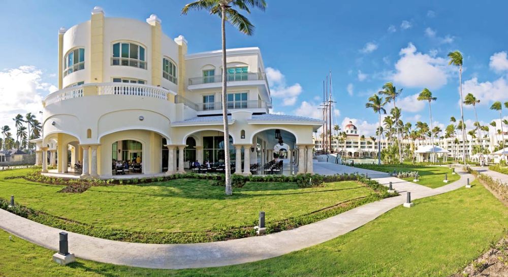 Iberostar Grand Hotel Bavaro 伊波罗之星巴瓦罗海滩大酒店_Gardens and club housse.jpg