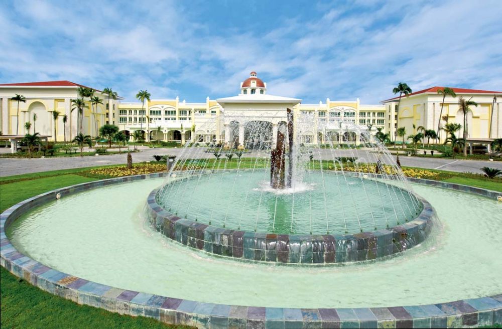 Iberostar Grand Hotel Bavaro 伊波罗之星巴瓦罗海滩大酒店_Hotel view fountain.jpg