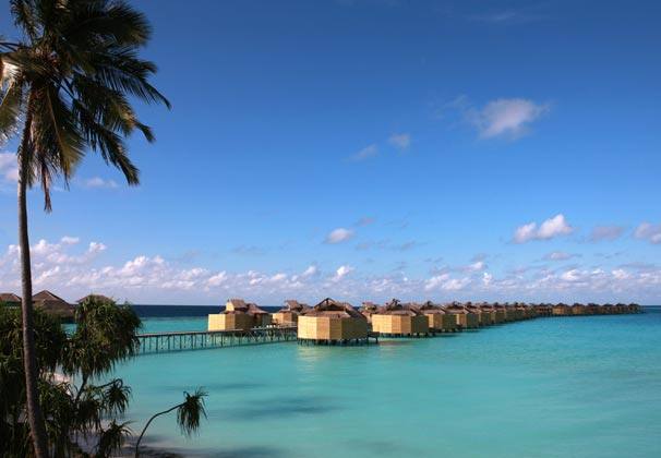 马尔代夫第六感拉姆度假村(Six Senses Laamu Maldives)_Jetty-View-to-the-Water-Villas.jpg