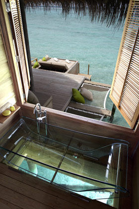 马尔代夫第六感拉姆度假村(Six Senses Laamu Maldives)_Water_Villa_Bathroom_View.jpg