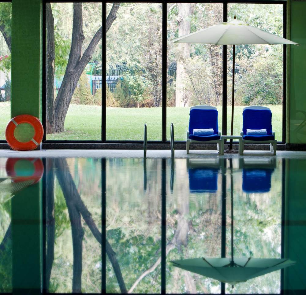 天津喜来登官方摄影_4)Sheraton Tianjin Hotel—Swimming Pool - Indoor pool overlooking the garden 拍.jpg