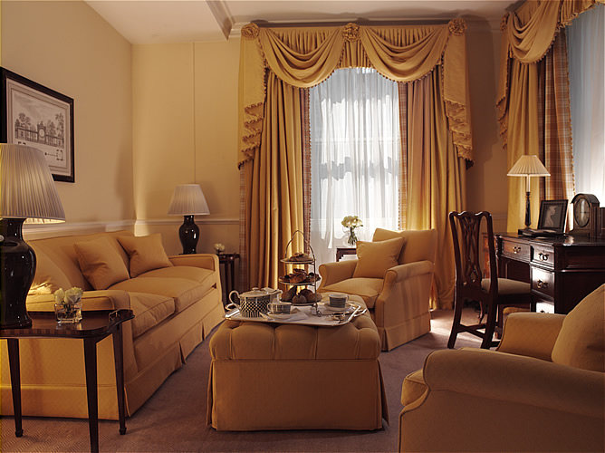 The Berkeley London luxury hotel_Corner_suite_lounge.jpg