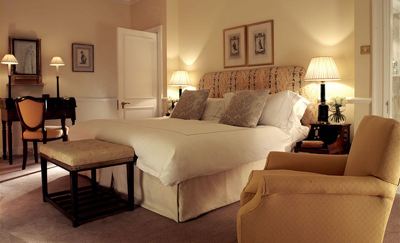 The Berkeley London luxury hotel_corner_suite_bed.jpg