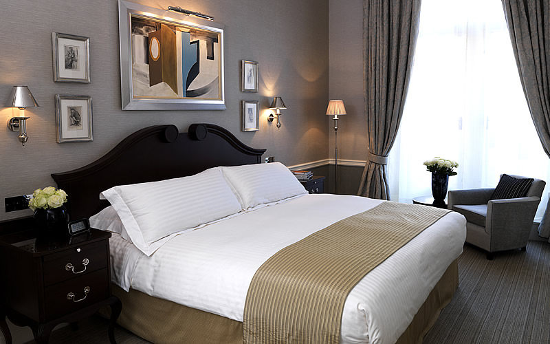 伦敦康诺特酒店The Connaught_CON_CarlosSuite_bed.jpg