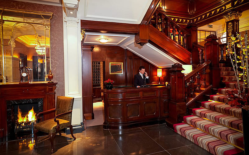 伦敦康诺特酒店The Connaught_CON_concierge.jpg