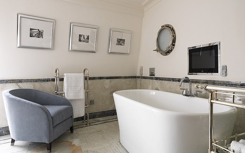 伦敦康诺特酒店The Connaught_CON_EaglesLodge_bath.jpg