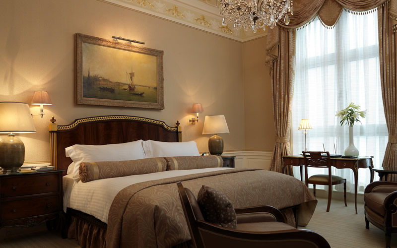 伦敦康诺特酒店The Connaught_CON_SutherlandSuite_bed.jpg