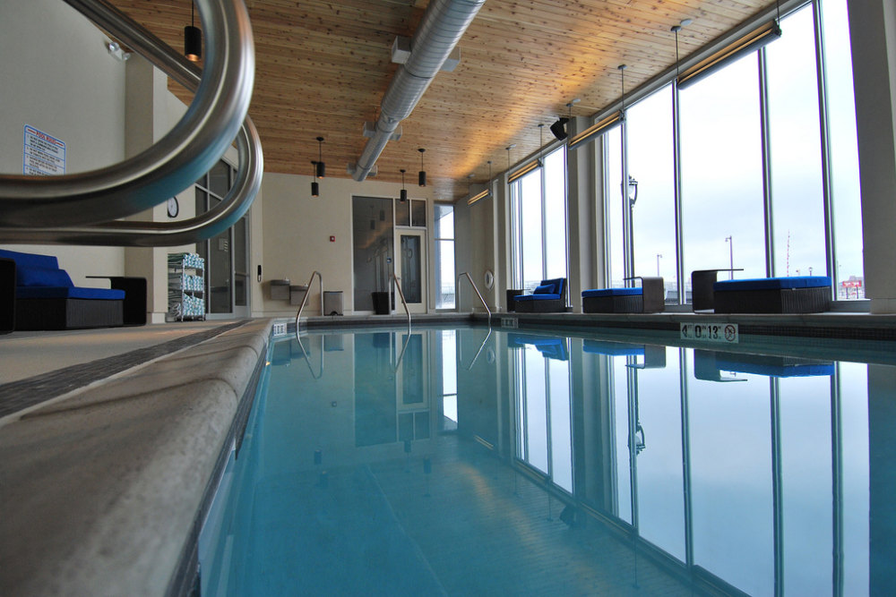 w hotel旗下品牌：Aloft Hotel（威斯康辛州）_splash indoor pool.jpg