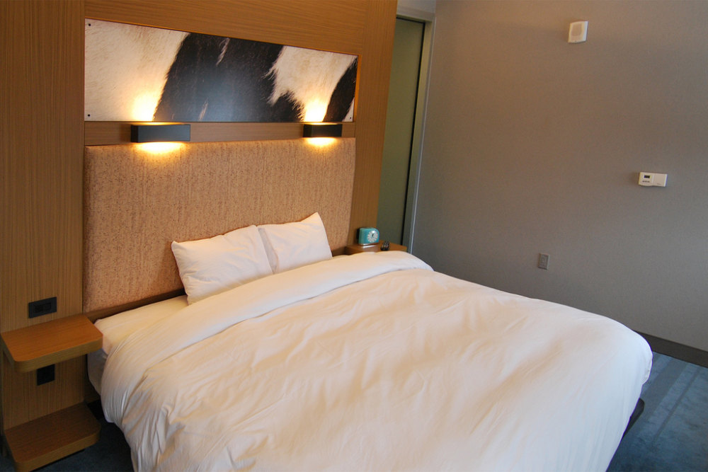 w hotel旗下品牌：Aloft Hotel（威斯康辛州）_Suite - Bed.jpg