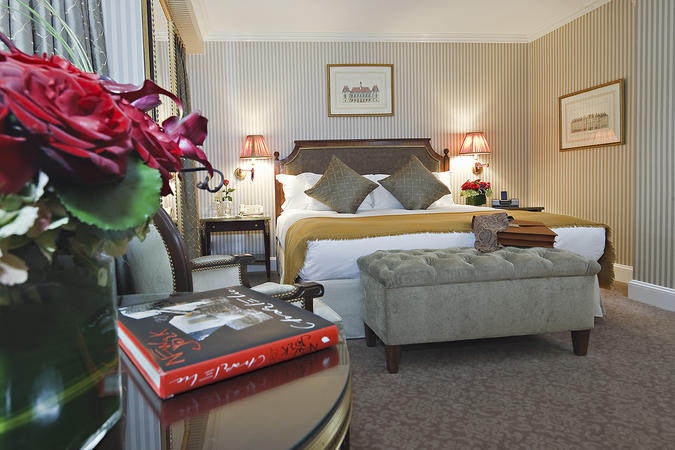 The Hotel Plaza Athenee in new york._5SuperiorGuestroom(1).jpg