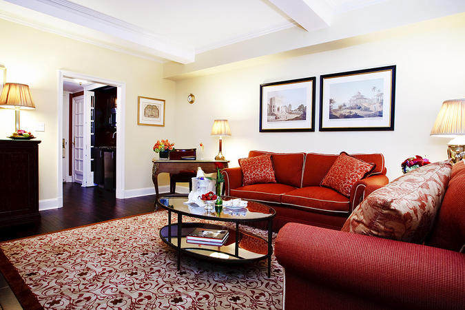 The Hotel Plaza Athenee in new york._9ClassicSuiteLivingRoom(1).jpg