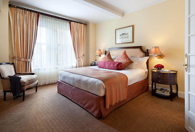 The Hotel Plaza Athenee in new york._11ClassicSuiteBedroom(1).jpg