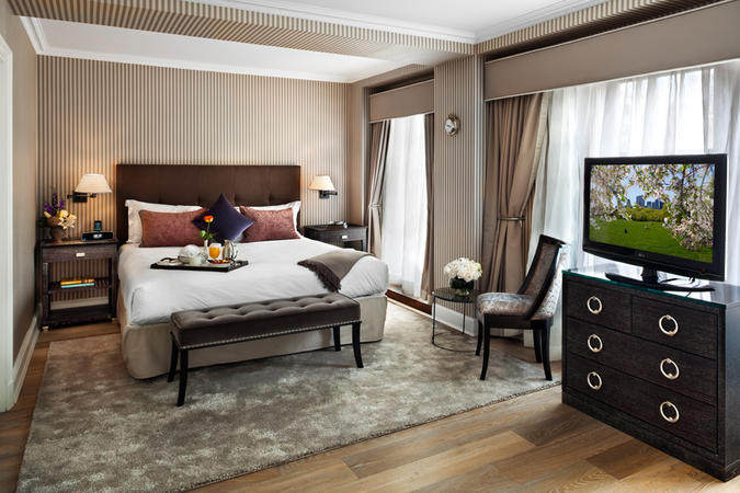 The Hotel Plaza Athenee in new york._Manhattan_Terrace_Suite_Bedroom(1).jpg