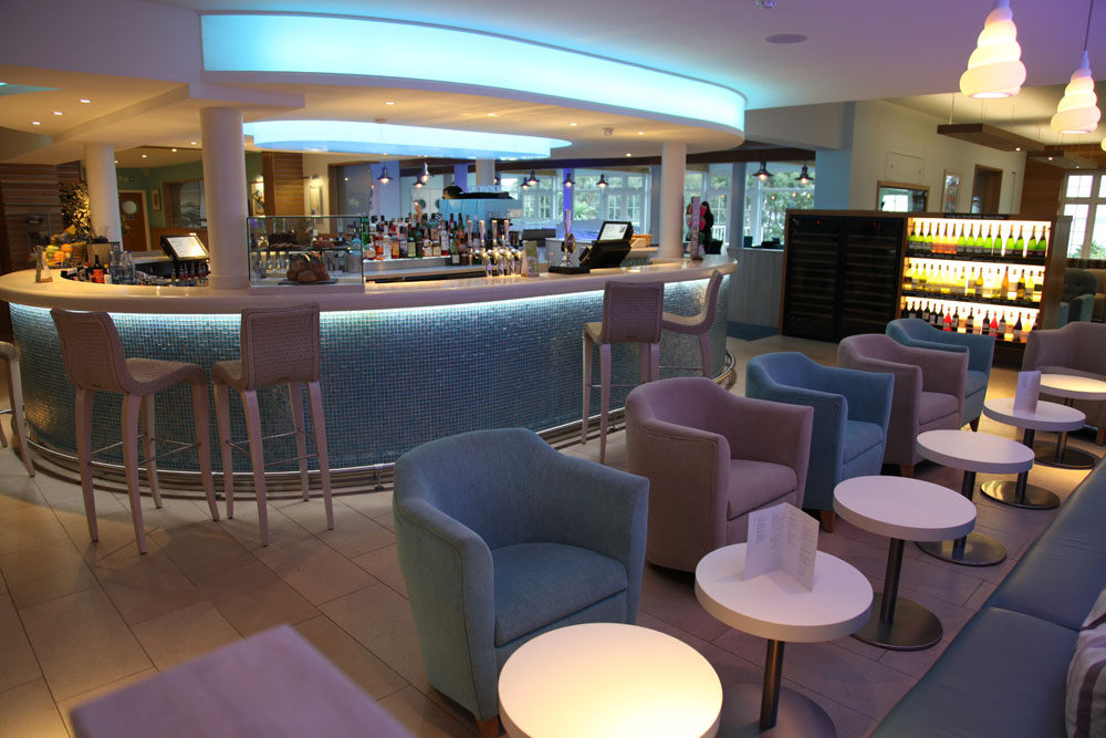 圣迈克尔斯酒店(St Michaels Hotel)_Nautical theme continued through the use of colour in the bar.jpg