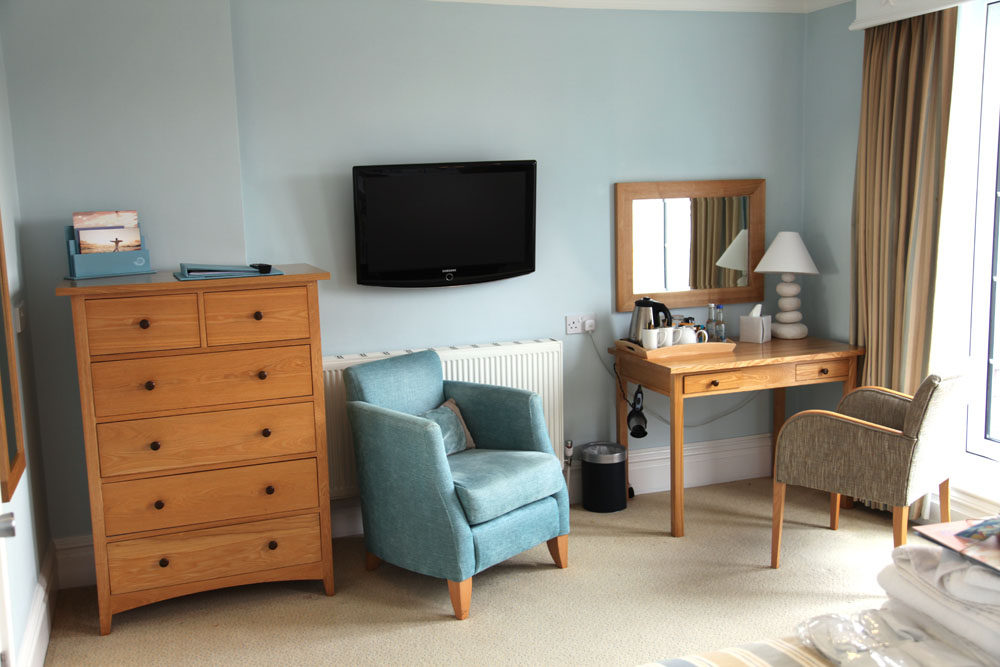 圣迈克尔斯酒店(St Michaels Hotel)_One end of a bedroom showing the large desk.jpg