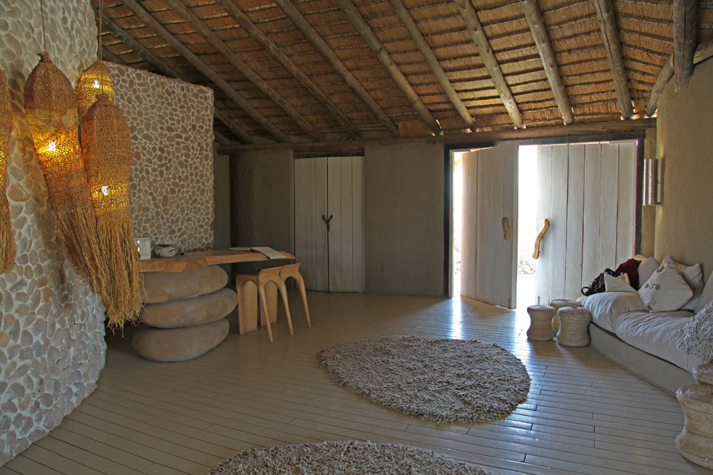 Little Kulala Lodge/Sossusvlei-纳米比亚沙海_P1_Large_Reception_Lobby_and_desk_Namibia_132.jpg