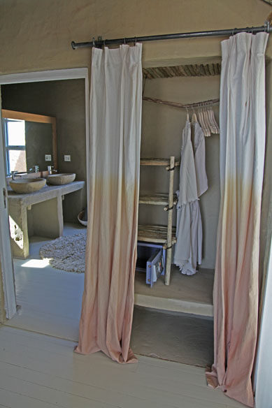 Little Kulala Lodge/Sossusvlei-纳米比亚沙海_P3_Wardrobe_and_view_into_the_bathroom_Namibia_164.jpg