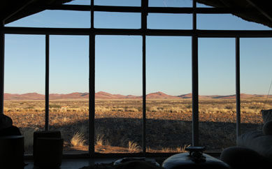 Little Kulala Lodge/Sossusvlei-纳米比亚沙海_P4_View_through_the_bedroom_window_Namibia_369.jpg