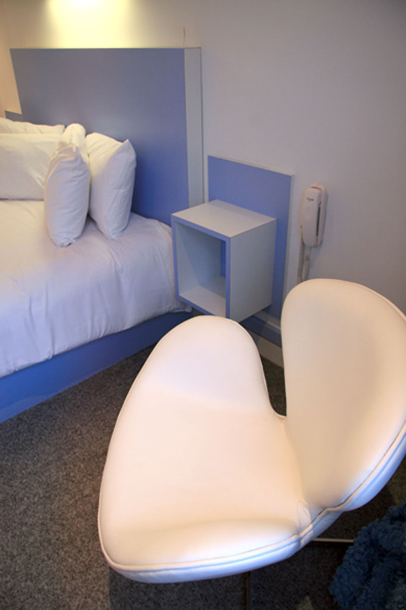 The Big Sleep hotel/切尔滕纳姆，格洛斯特郡，英国_bedside_and_headboard_large.jpg